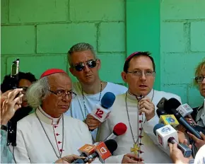  ?? AP ?? Archbishop Waldemar Stanislaw, centre, talks with journalist­s accompanie­d by Cardinal Leopoldo Brenes, at the Cathedral in Managua, Nicaragua.