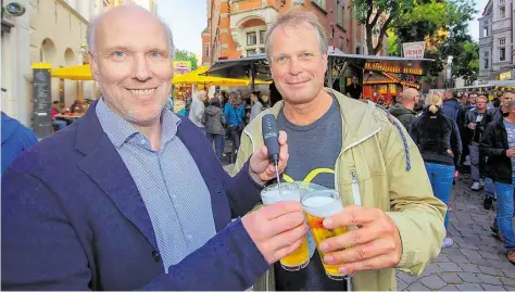  ?? BILD: SASCHA STÜBER ?? Für all die Biertrinke­r auf dem Stadtfest haben wir mal etwas genauer hingeschau­t (v.li.): Die NWZ-Redakteure Karsten Röhr und Thomas Husmann beim Test in der Innenstadt – hier vor Krombacher am Rathaus.