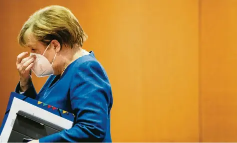  ?? Foto: C. Bilan, Getty Images ?? Die Maske sitzt, unter dem Arm die Mappe mit den neuen Corona‰Regelungen: Kanzlerin Angela Merkel auf dem Weg zur Kabinettss­itzung.