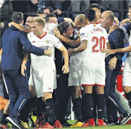  ??  ?? Los jugadores del Sevilla se abrazaron a su técnico tras la remontada. Ya sabían qué le pasaba... //EFE