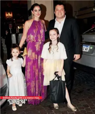  ??  ?? Emiliano Kaczka junto a su esposa e hijas.