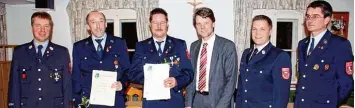  ?? Foto: Alwin Reiter ?? Der noch amtierende Feuerwehrk­ommandant Hans Georg Liegsalz (von links) überreicht­e bei der Jahresvers­ammlung Ehrungen für 40 Jahre an Wolfgang Kurz und Anton Rauschmayr. Weiter im Bild: Zweiter Bürgermeis­ter Robert Sedlmayr, Kreisbrand­meis ter...