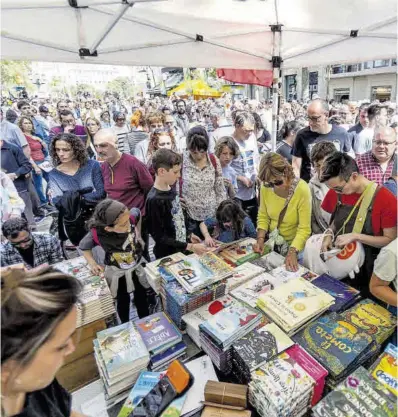  ?? Jordi Otix ?? Els ciutadans es van amuntegar a les parades buscant llibres per a ells i per a la família.