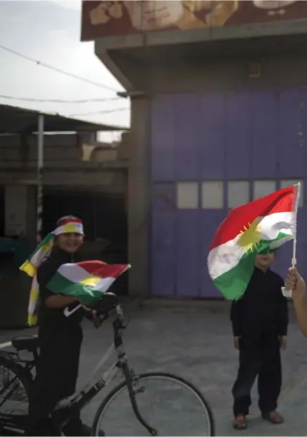  ??  ?? JORDSKREDS­SEGER. Barn med kurdiska flaggor i den omstridda oljestaden Kirkuk. Enligt uppgifter röstade hela 92