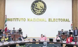  ?? ?? En el pleno del Consejo General del INE se discutió que los partidos y las autoridade­s electorale­s deben colaborar con el gobierno para determinar las medidas de seguridad.