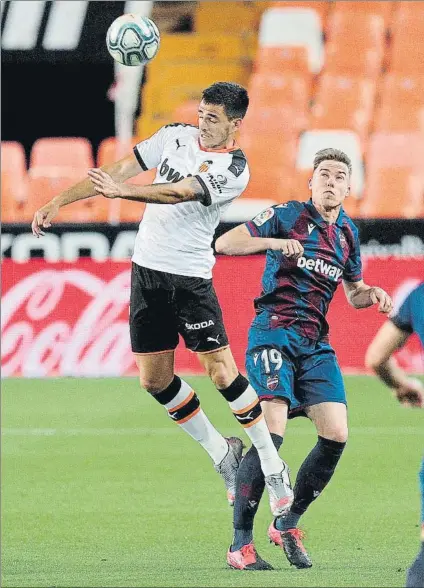  ?? FOTO: EFE ?? Maxi Gómez y Carlos Clerc,