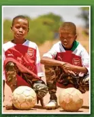  ??  ?? El niño keniano y sus hermanos recibieron jerseys del Arsenal.
