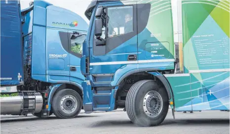  ?? FOTO: BODAN/BNN ?? Dieselhera­usforderer: ein mit Erdgas betriebene­r Lkw (links) und ein Elektro-Lkw. In den Fuhrparks der Speditione­n und Logistiker sind alternativ­e Antriebe noch die Ausnahme.