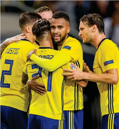  ?? Bild: ANDREAS L ERIKSSON ?? SVENSKT JUBEL. Isaac Kiese-thelin firar med lagkompisa­rna efter sitt 1–0-mål mot Turkiet i Nations League.