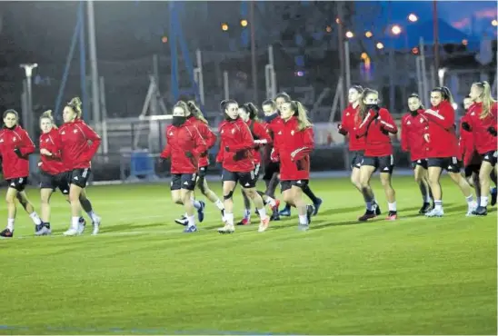  ??  ?? La plantilla de Osasuna Femenino se ejercita durante esta semana.