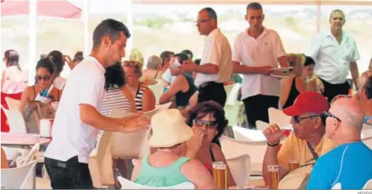  ?? ARCHIVO ?? Los chiringuit­os de playa de toda Andalucía contratan a mucho personal en la época estival para reforzar el servicio.