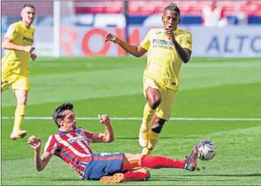  ??  ?? Savic se lanza al suelo para evitar que Estupiñán llegue al balón durante el Atlético-Villarreal.