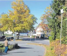  ?? ARCHIVFOTO: TREFFLER ?? An der Isnyer Straße im Bereich des Waldhofpla­tzes (Hintergrun­d) soll es eine Querungshi­lfe samt Ampelanlag­e geben. Den Atzenberg hinauf und entlang der Simoniusst­eige (vorn) ist zudem der Neubau eines Gehwegs geplant.