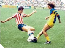  ?? ?? Roberto Gómez Junco, de Chivas, le deja un "recuerdito" al americanis­ta Daniel Brailovsky, en los 80.