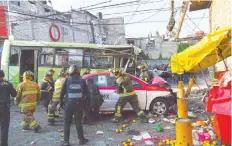  ??  ?? Un camión de la ruta 18 chocó en Cuautepec, dejando 35 lesionados.