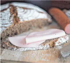  ?? ?? „Abendbrot“wird in Deutschlan­d oft das Abendessen genannt. Zu sich genommen wird es zwischen 17 und 19 Uhr. So erklären es auch Deutschlan­dreiseführ­er. Der Brauch, abends kalt zu essen, stammt aus den 1920er-Jahren.