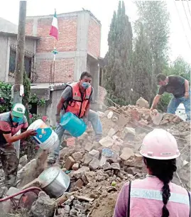  ??  ?? LABOR. Decenas de voluntario­s trabajan en la remoción de escombros en San Gregorio Atlapulco, en Xochimilco.