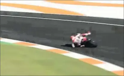  ?? MOTOGP ?? Momento en el que Marc Márquez evita la caída con su rodilla y su codo izquierdos en la curva 1