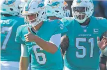  ?? JIM RASSOL/STAFF PHOTOGRAPH­ER ?? Miami quarterbac­k Jay Cutler (6) gives the thumbs-up after closing out the win against Chargers last week.