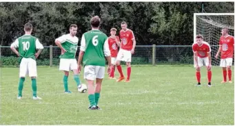  ??  ?? Mesnières, en vert, et Neufchâtel, opposés le week-end dernier pour le 3e tour de la coupe de France, tenteront de confirmer leurs bons débuts de saison.