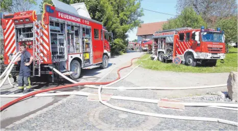  ?? FOTO: THOMAS WARNACK ?? Gegen 14.37 Uhr wird die Feuerwehr Ebersbach-Musbach über die Leitstelle Oberschwab­en vom Brand in dem Nebengebäu­de des landwirtsc­haftlichen Betriebs informiert.