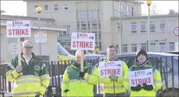  ??  ?? Members of the PNA on the picket line at The Louth County Hospital.