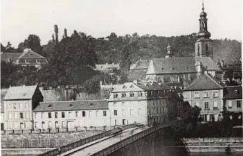  ??  ?? Alt-Saarbrücke­n im Jahr 1885: Das große Eckhaus direkt hinter der Alten Brücke links ist das vom Barockbaum­eister Friedrich Stengel erbaute „Palais Günderode“, in dem Goethe 1770 zu Gast war. Wegen des Baus der Straßenbah­nlinie über die Alte Brücke...