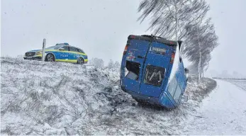  ?? FOTO: AXEL PRIES ?? Der Kleinbus landete auf dem Kopf, den Insassen passierte aber fast nichts.