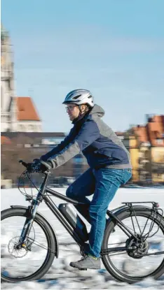  ?? Foto: Florian Schuh, dpa ?? Wer sein E‰Bike gut durch den Winter bringen will, muss auf ein paar Dinge achten. Besonders beim Akku.