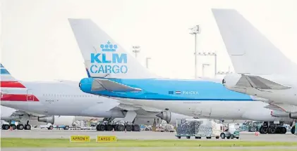  ?? M. BONETTO ?? Demorado. El avión de la empresa KLM Cargo, ayer en Ezeiza. Venía de Brasil e iba hacia Holanda.