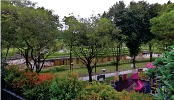  ??  ?? View of the Holland Green Playground and the Holland Green Linear Park across the canal