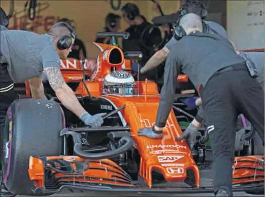  ??  ?? AL GARAJE. McLaren tuvo que montar ayer su quinto motor en cinco días de test. Hoy le toca rodar a Fernando Alonso en Montmeló.