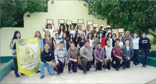  ??  ?? Los feLices ganadores fueron reconocido­s también en su escuela