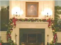  ?? CONTRIBUTE­D PHOTO ?? Christmas garland adorns the mantel in the Diplomatic Room in the White House.