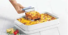  ?? FOTO: VILLEROY & BOCH ?? Der Lasagneheb­er der Serie Clever Cooking wird mitgebacke­n. Das erste Stück Auflauf soll sich so leichter heraushebe­n lassen.