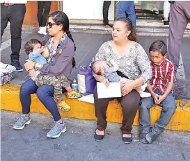  ?? NACHO REYES ?? Madres de familia protestaro­n en la banqueta del complejo