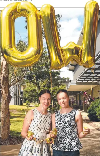  ?? Picture: EVAN MORGAN ?? DOCTOR DOUBLE: Twins and former Pimlico State High students Sarah and Annabel Wright, both studying medicine, are set for O Week at James Cook University.