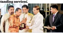  ??  ?? Karunaratn­e Amarasingh­e receiving his award