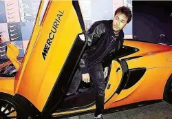  ??  ?? Neymar beim Nike- Termin mit dem McLaren- Supercar