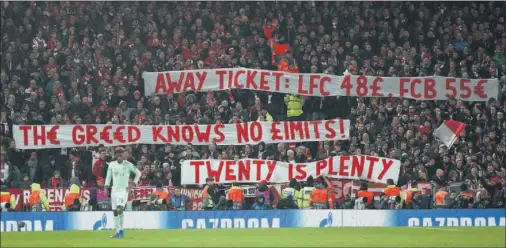  ??  ?? MÁS QUEJAS EN EUROPA. En Anfield, los hinchas del Bayern Múnich se quejaron por el precio de las entradas (55 euros).