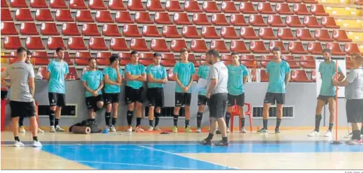  ?? JUAN AYALA ?? 2º
Josan González charla con sus jugadores antes de empezar un entrenamie­nto en Vista Alegre.