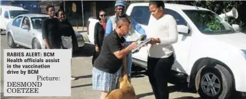  ?? Picture: DESMOND COETZEE ?? RABIES ALERT: BCM Health officials assist in the vaccinatio­n drive by BCM