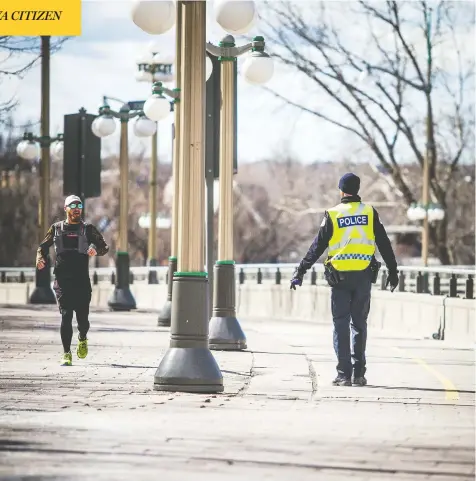  ?? ASHLEY FRASER / POSTMEDIA NEWS ?? Police check vehicle and pedestrian traffic on the Portage Bridge between Ottawa and Gatineau, where they sent this jogger back to Ontario.