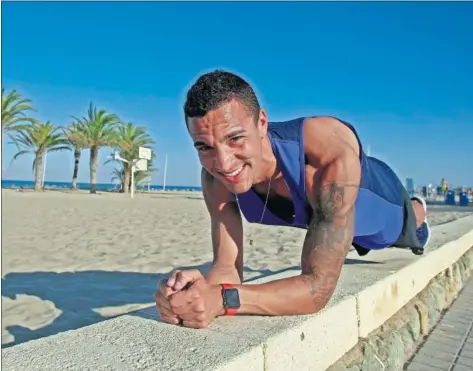  ??  ?? TRABAJO EN VACACIONES. Rodrigo Moreno, durante una de sus sesiones de entrenamie­nto en la playa de San Juan, en Alicante.