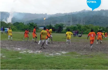  ??  ?? DIFICULTAD. Escenas del partido entre Brasilia y Colón, que cerró la programaci­ón de la Liga 5 de Agosto.