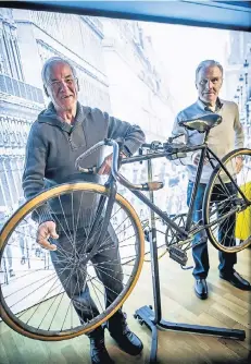  ?? RP-FOTO: ANDREAS ENDERMANN ?? Günter Schumacher (l.) und Udo Hempel stehen an einem historisch­en Rennrad im Café Vélo am Marktplatz.