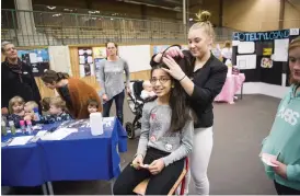  ??  ?? FRISYRKOLL. Emma Tullgren flätade Rinab Nabhans hår.