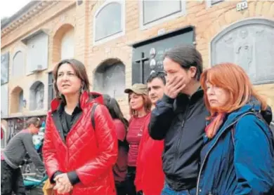  ?? KAI FÖRSTERLIN­G / EFE ?? llar los restos de 157 víctimas del franquismo. Acudió con su madre el líder de Podemos, Pablo Iglesias, ya que en esta fosa podría estar enterrado un tío abuelo.
IGLESIAS, EN LA FOSA DE PATERNA. La Diputación de Valencia inició las excavacion­es en la fosa 115 del cementerio de Paterna, donde se espera ha