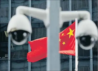  ?? ROY LIU / BLOOMBERG L.P. LIMITED PARTNERSHI­P ?? Dos cámaras de vigilancia frente a la entrada del gobierno municipal de Hong Kong