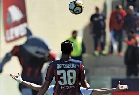  ?? Sovrastati ?? Mandragora salta in testa a un giocatore del Bologna per colpire il pallone